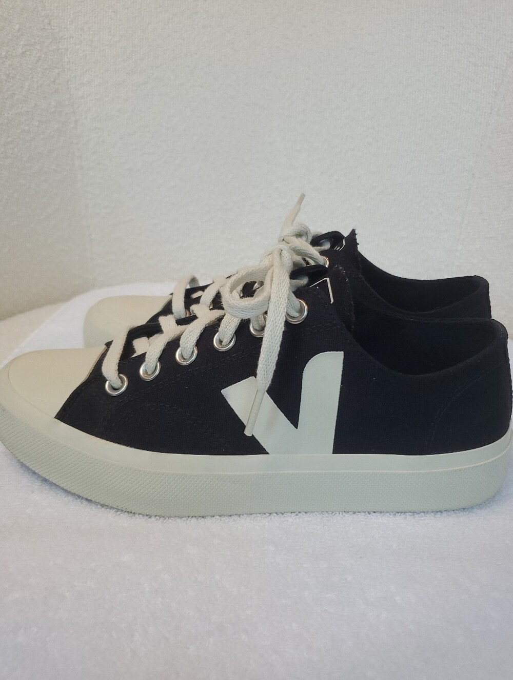 Veja Black With Ivory Logo Low Canvas Wata II Style Sneakers Women's Shoe Size 8